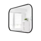Miroir mural rectangulaire de 24 po x 36 po avec moyeu noir - Umbra : design moderne, aucun assemblage, montage mural