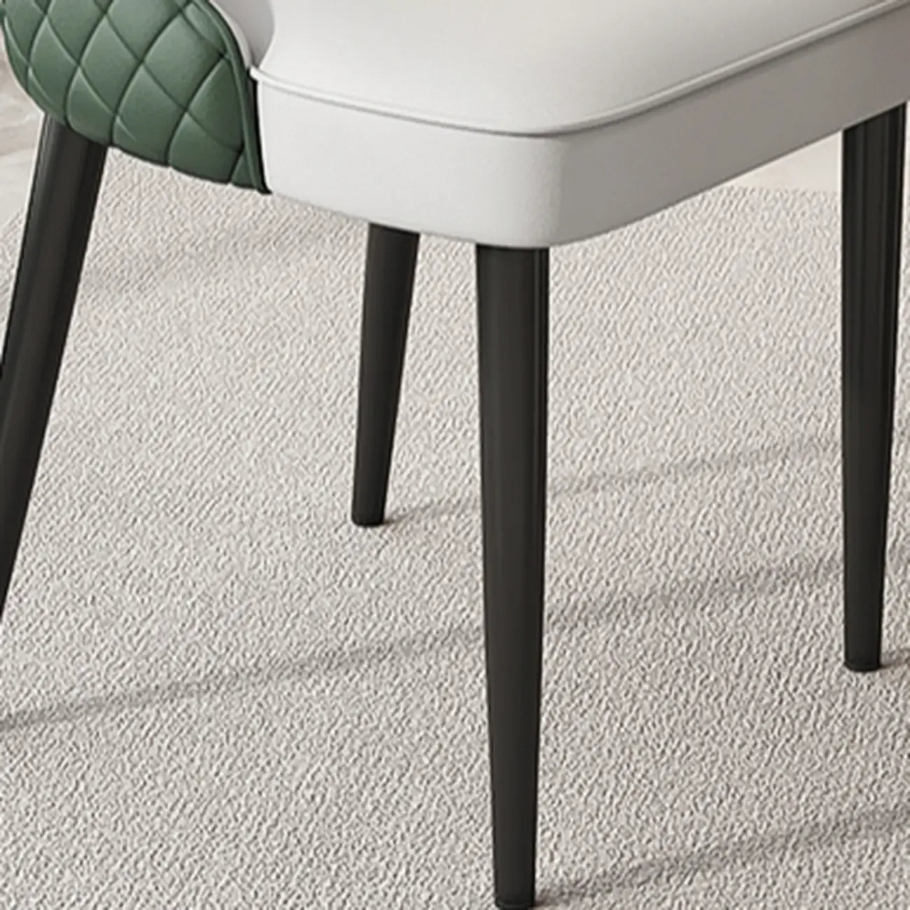 Chaise de salle à manger en similicuir avec haut dossier et accoudoirs inclinés