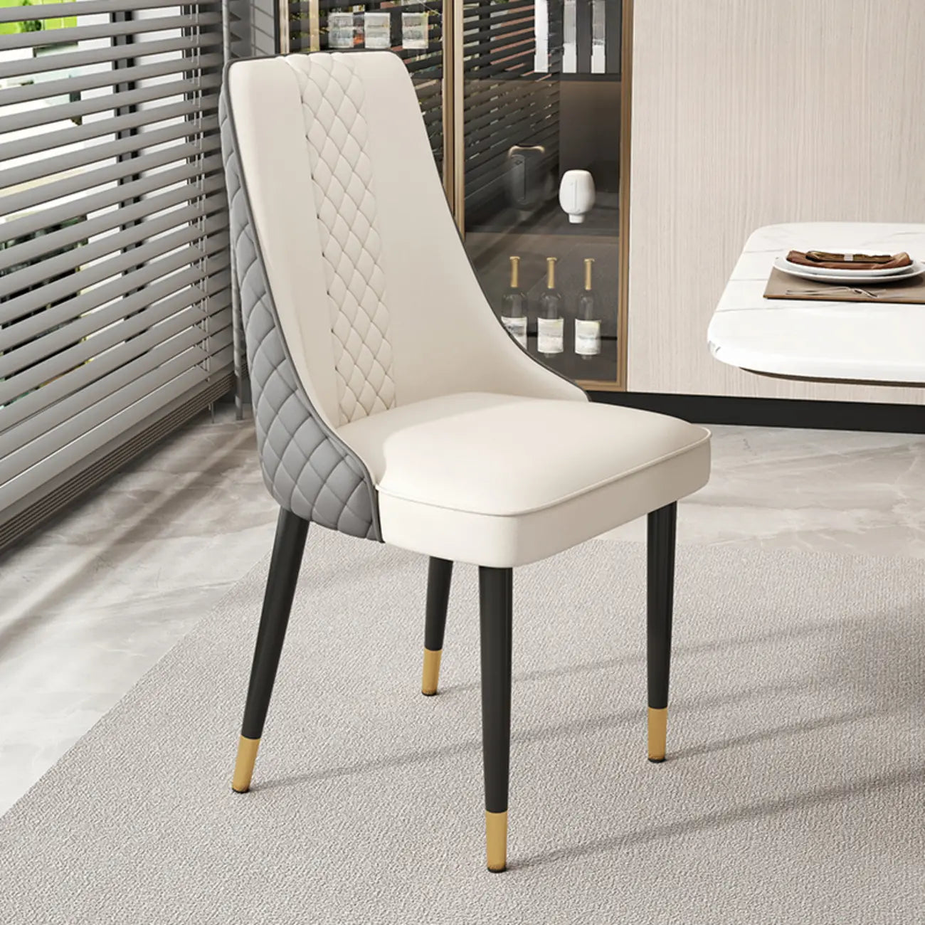 Chaise de salle à manger en similicuir avec haut dossier et accoudoirs inclinés