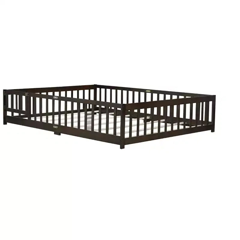 Lit de sol MAYEERTY Queen avec clôture, porte, barrières de lit en bois d'hévéa marron