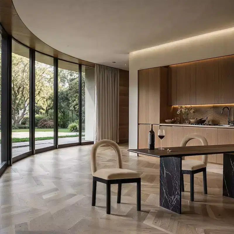 Meridian Furniture, Chaise de salle à manger en velours Conrad