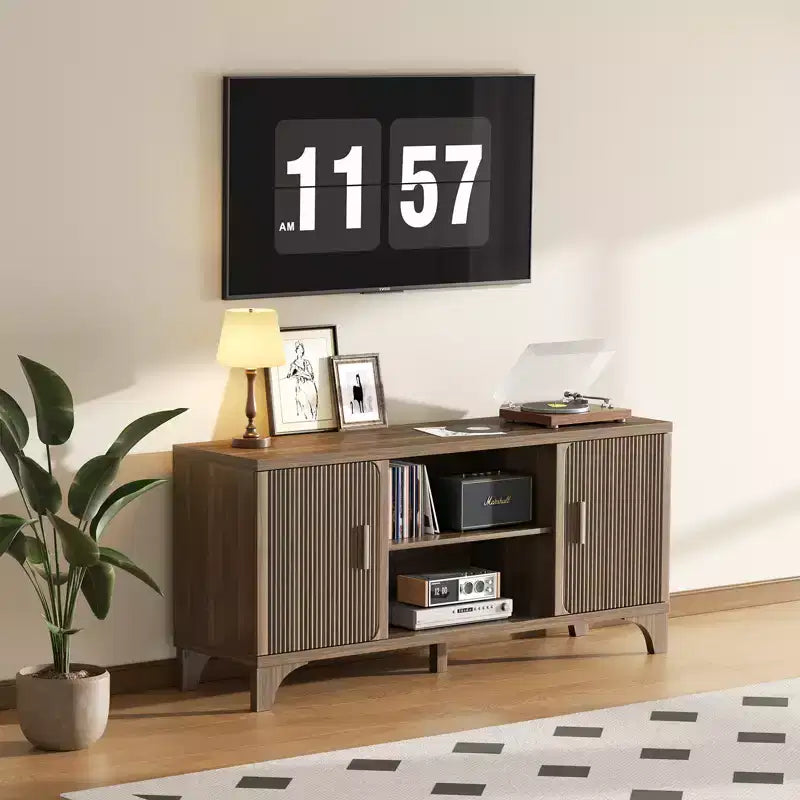 Meuble TV scandinave pour téléviseur 65 pouces avec portes à fermeture amortie, finition noyer