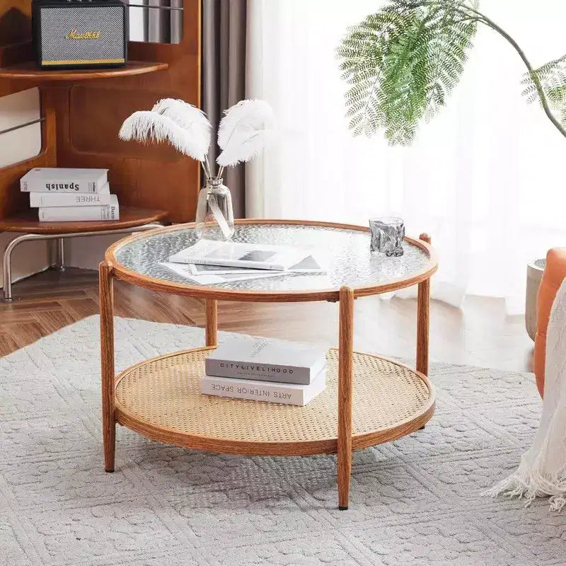 Table basse avec plateau rond en verre à double ondulation et rotin PE assorti à une structure en fer à transfert thermique effet bois