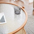 Table basse avec plateau rond en verre à double ondulation et rotin PE assorti à une structure en fer à transfert thermique effet bois