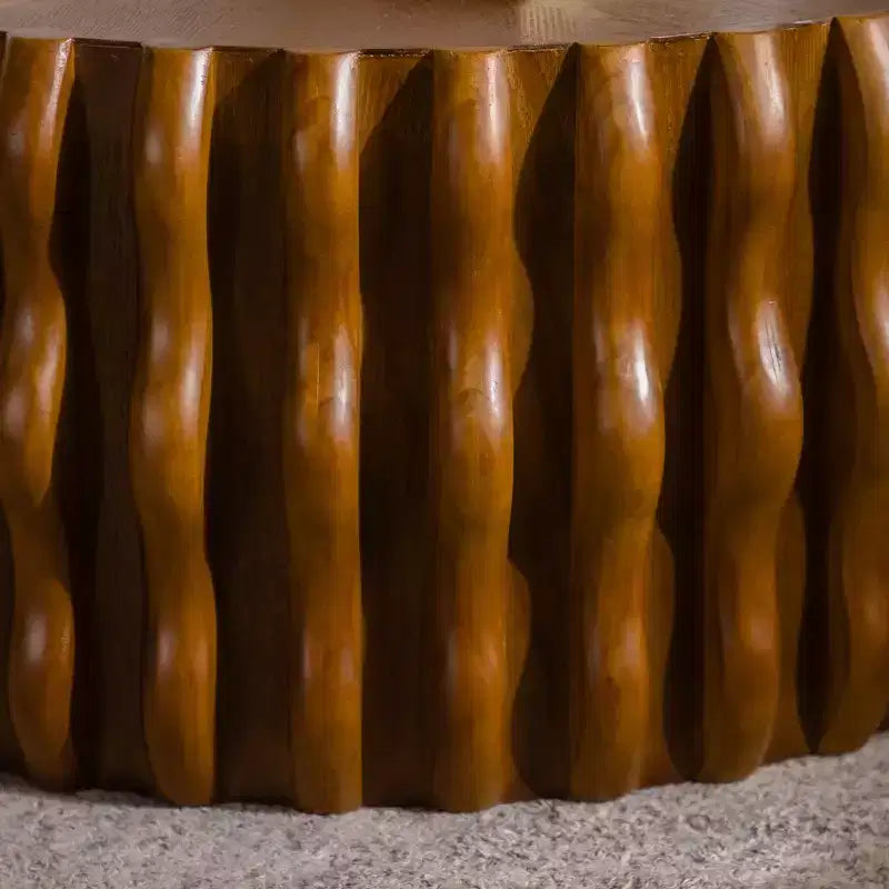 Table basse ronde cannelée GDFStudio Kaen au design moderne du milieu du siècle