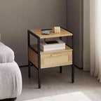 Table de chevet Acekool en rotin avec station de charge, tiroir et étagère ouverte, table d'appoint compacte pour chambre et salon, naturelle
