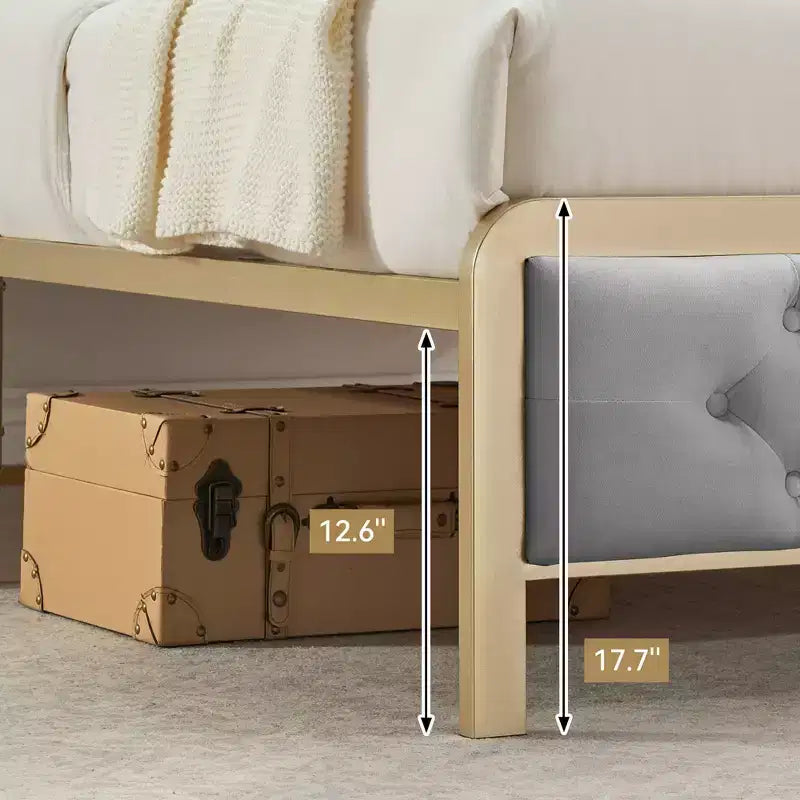 Lit plateforme pleine taille en velours capitonné avec tête et pied de lit touffetés