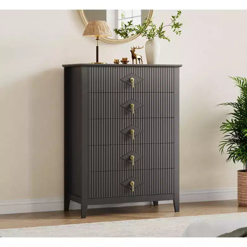 Commode à 5 tiroirs pour chambre à coucher, commode en bois de 81 cm de large avec poignées en métal, organisateur de rangement à cannelures, table de chevet étroite