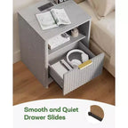 Table de chevet cannelée Marsail avec station de recharge, table de chevet réglable avec ports USB et CA, table d'appoint à 1 tiroir, finition grain de bois, chambre, gris