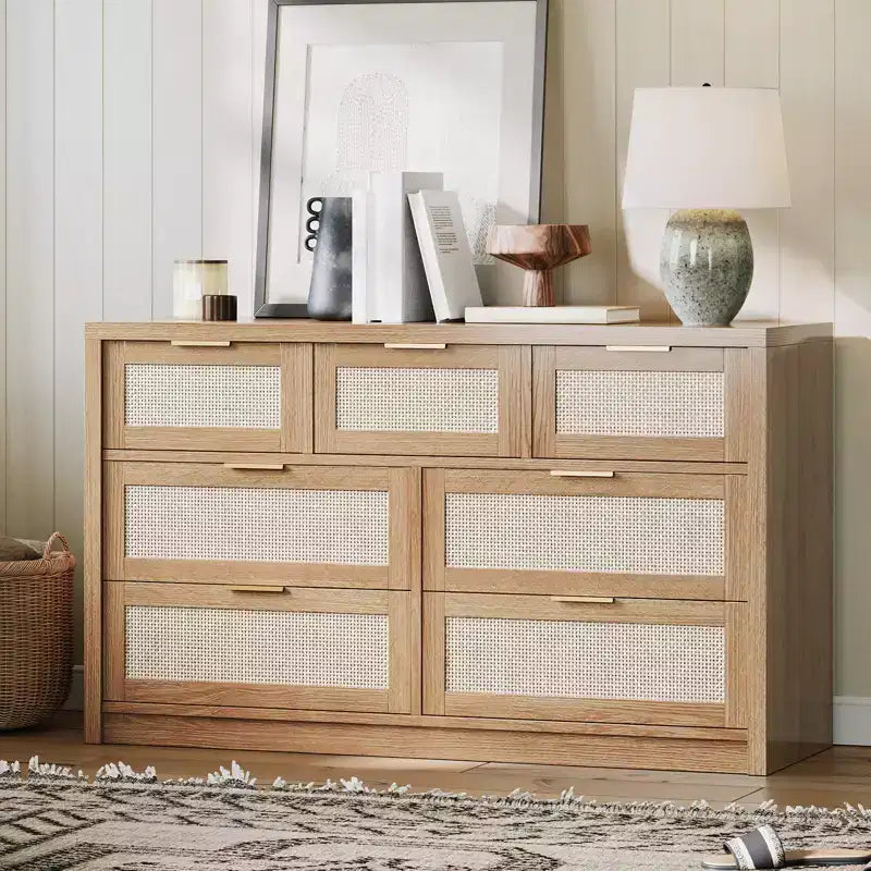 Commode en rotin 53" pour chambre à coucher, chiffonnier bohème à 7 tiroirs, grand meuble de rangement pour vêtements, meuble d'appoint en bois avec poignées métalliques