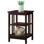 Table d'appoint Belmont de HomeStock avec surface spacieuse et étagères multiples, table d'appoint fonctionnelle pour le rangement de livres, de décorations et d'articles d'usage quotidien