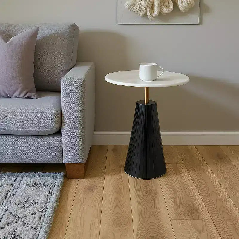 Table d'appoint intemporelle en marbre avec base cannelée élégante – Petite table d'appoint compacte pour la maison, la terrasse couverte ou le salon