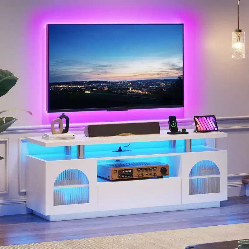 Meuble TV avec prises électriques et éclairage LED, unité multimédia dotée de grands tiroirs et d'étagères réglables, adapté au salon.