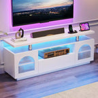 Meuble TV avec prises électriques et éclairage LED, unité multimédia dotée de grands tiroirs et d'étagères réglables, adapté au salon.