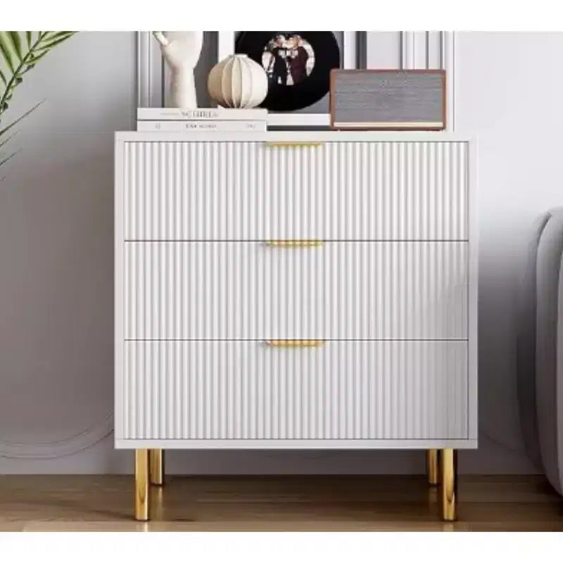 Commode à 3 tiroirs avec texture verticale et pieds fuselés pour le salon