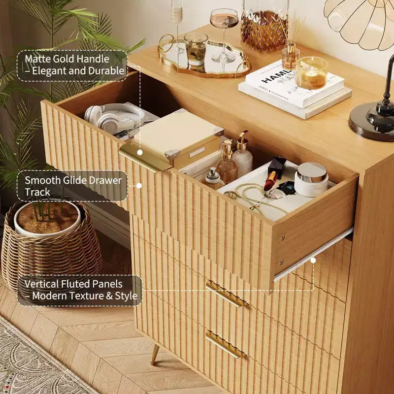 Commode moderne cannelée à 5 tiroirs de 121 cm de haut, chêne naturel, poignées dorées, plateau de 90 kg, anti-basculement, étanche, rangement d'appoint pour chambre/couloir