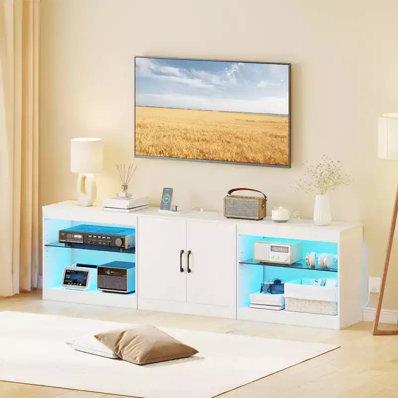 Meuble TV Costway avec prises de courant, lumières LED réglables et placard de rangement pour téléviseurs jusqu'à 85 pouces, noir/blanc