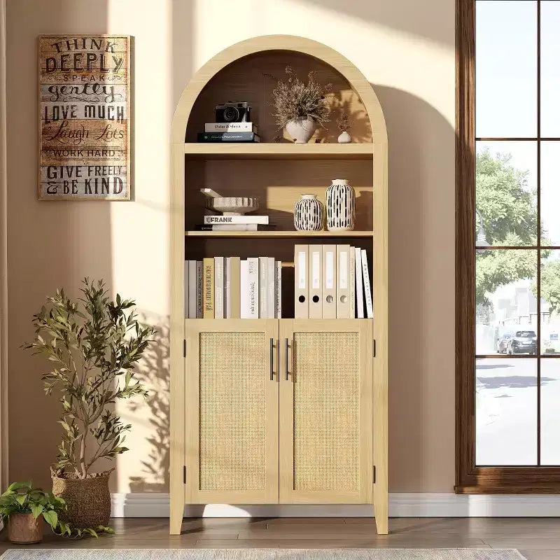 Bibliothèque arquée à 5 niveaux avec portes – Étagère de présentation moderne avec détails en rotin, meuble de rangement pour bureau à domicile, salon ou bibliothèque