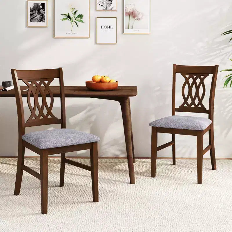 Lot de 4 chaises de salle à manger Costway avec assise rembourrée, dossier ajouré et cadre en bois d'hévéa