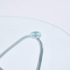 Table à manger avec pied en métal chromé et plateau en verre trempé, design moderne et compact pour la cuisine ou le salon