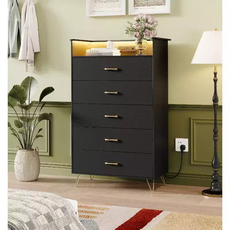 Commode 5 tiroirs avec station de charge et lumières LED, grande commode en bois pour chambre à coucher, salon, couloir, armoire de rangement étroite peu encombrante