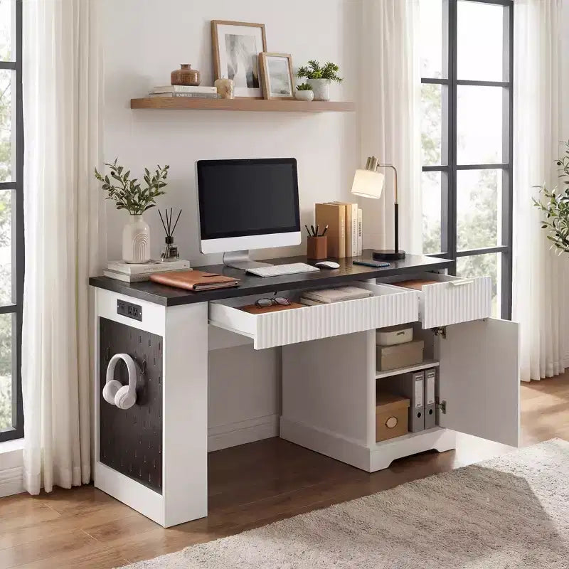 JVNOXK Bureau Moderne de 140 cm avec Meuble de Rangement et Tiroirs, Prises de Courant, Panneau Perforé, Étagères Intégrées et Tablette de Clavier, Blanc