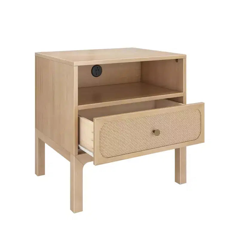 Table de chevet Elio Rattan Cubby avec 1 tiroir, prise électrique et bouton en laiton