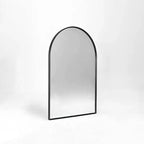 Miroir mural de salle de bain arqué en aluminium moderne Achara de GDFStudio