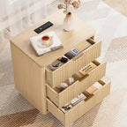 Table de chevet Garvee à 3 tiroirs, table de chevet cannelée avec prise, table de nuit en bois clair avec rangement pour chambre et salon, peu encombrante