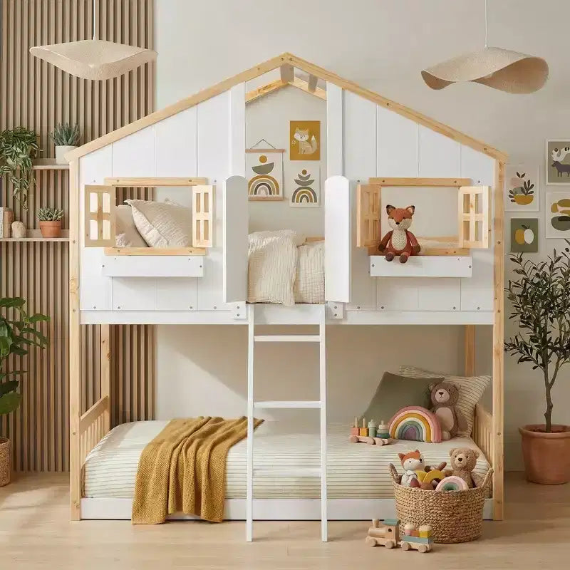 Lit superposé cabane jumeau sur jumeau avec fenêtres et portes, lit cabane en bois blanc avec échelle de sécurité et balustrades