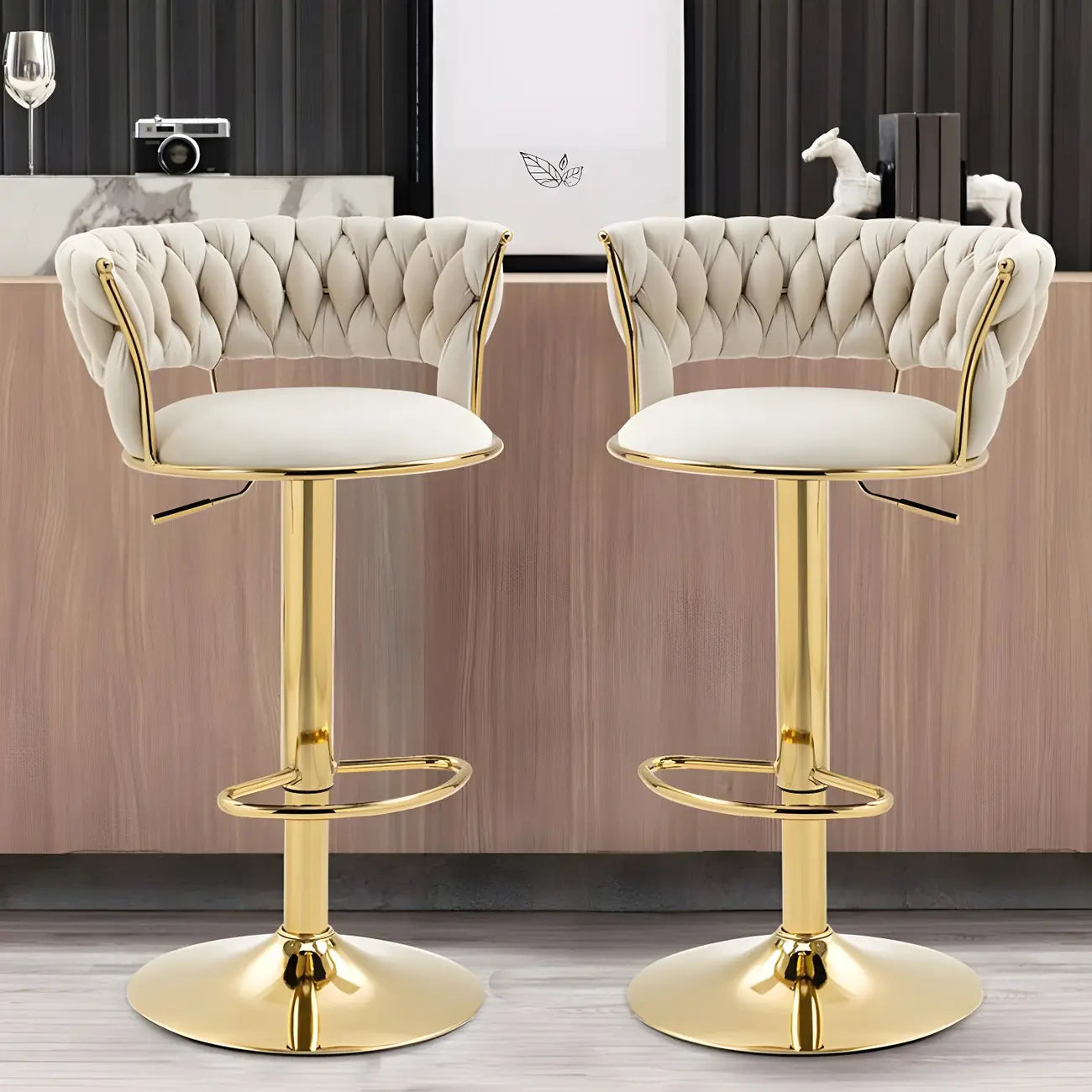 Tabouret de bar réglable pivotant à dossier bas et base dorée