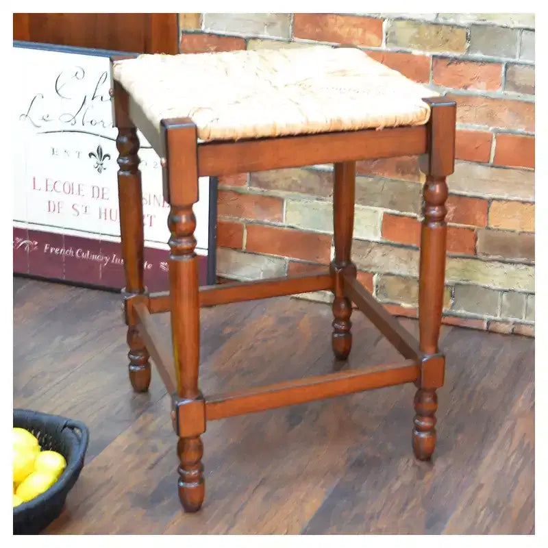 Tabouret de bar Carolina Living 24 po Turner à hauteur de comptoir Châtaignier : Structure en bois d'hévéa, assise carrée