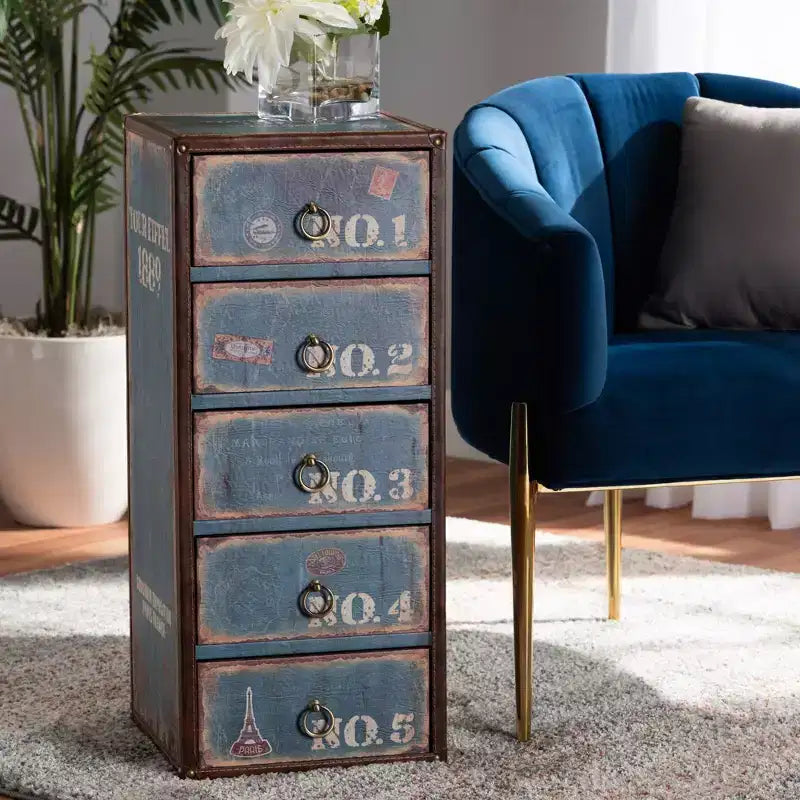 Commode de rangement accent 5 tiroirs Alba en bois bleu - Baxton Studio : Vintage parisien, anneaux de tirage en laiton, MDF