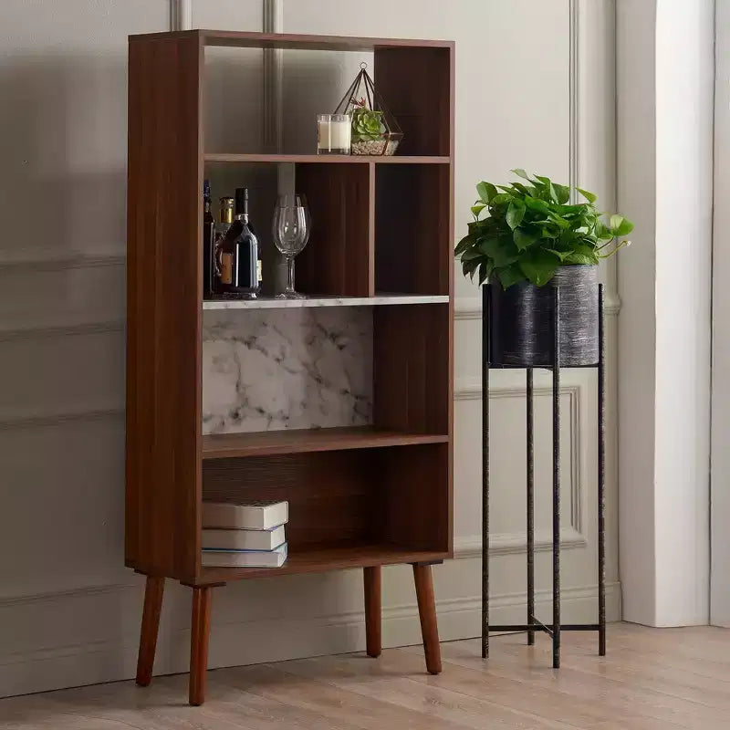 Étagère Kingston 58 po avec dessus imitation marbre et pieds en bois massif Noyer - Teamson Home : Rangement de style Mid-Century, 4 étagères ouvertes