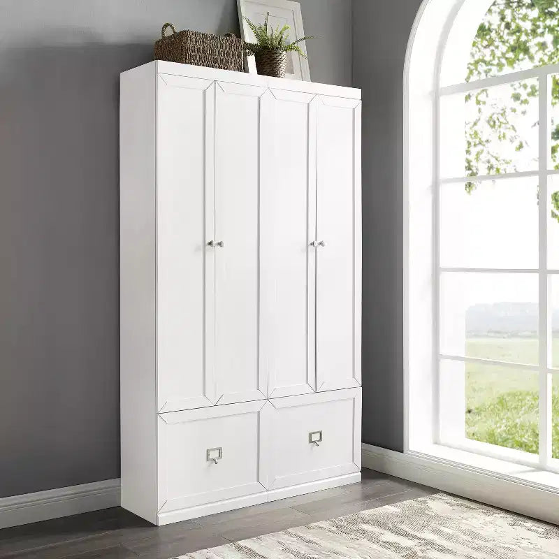 2 armoires de rangement Harper blanches pour entrée - Crosley : Cadre en MDF, placage bois, 4 portes, 2 tiroirs, 6 crochets, hauteur 188 cm