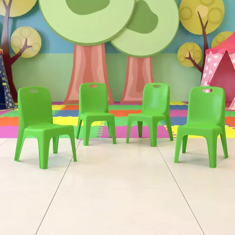 Emma and Oliver Lot de 4 chaises d'école en plastique empilables avec poignée de transport et hauteur d'assise de 27,9 cm