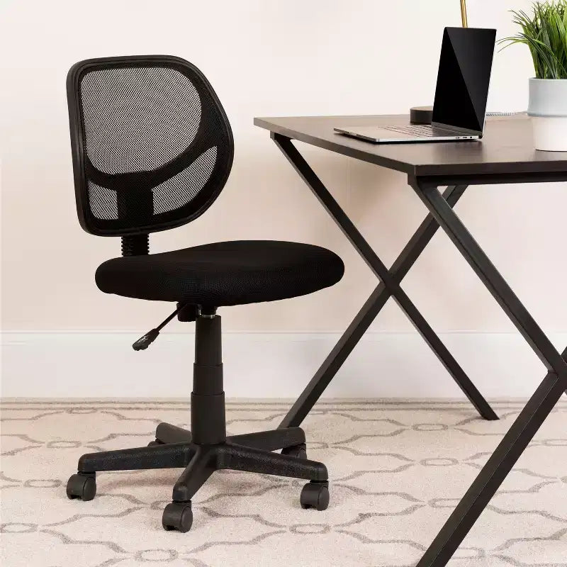 Fauteuil de bureau ergonomique Emma et Oliver à dossier incurvé en maille et pivotant