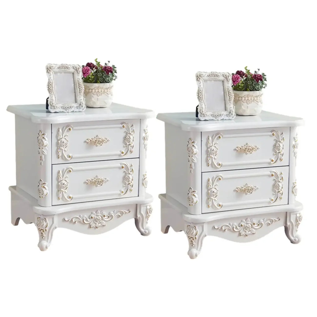 Table de chevet traditionnelle en bois blanc sculpté à 3 tiroirs