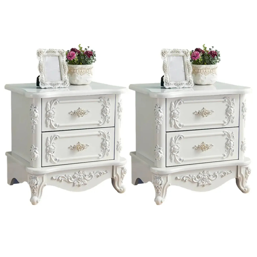 Table de chevet traditionnelle en bois blanc sculpté à 3 tiroirs