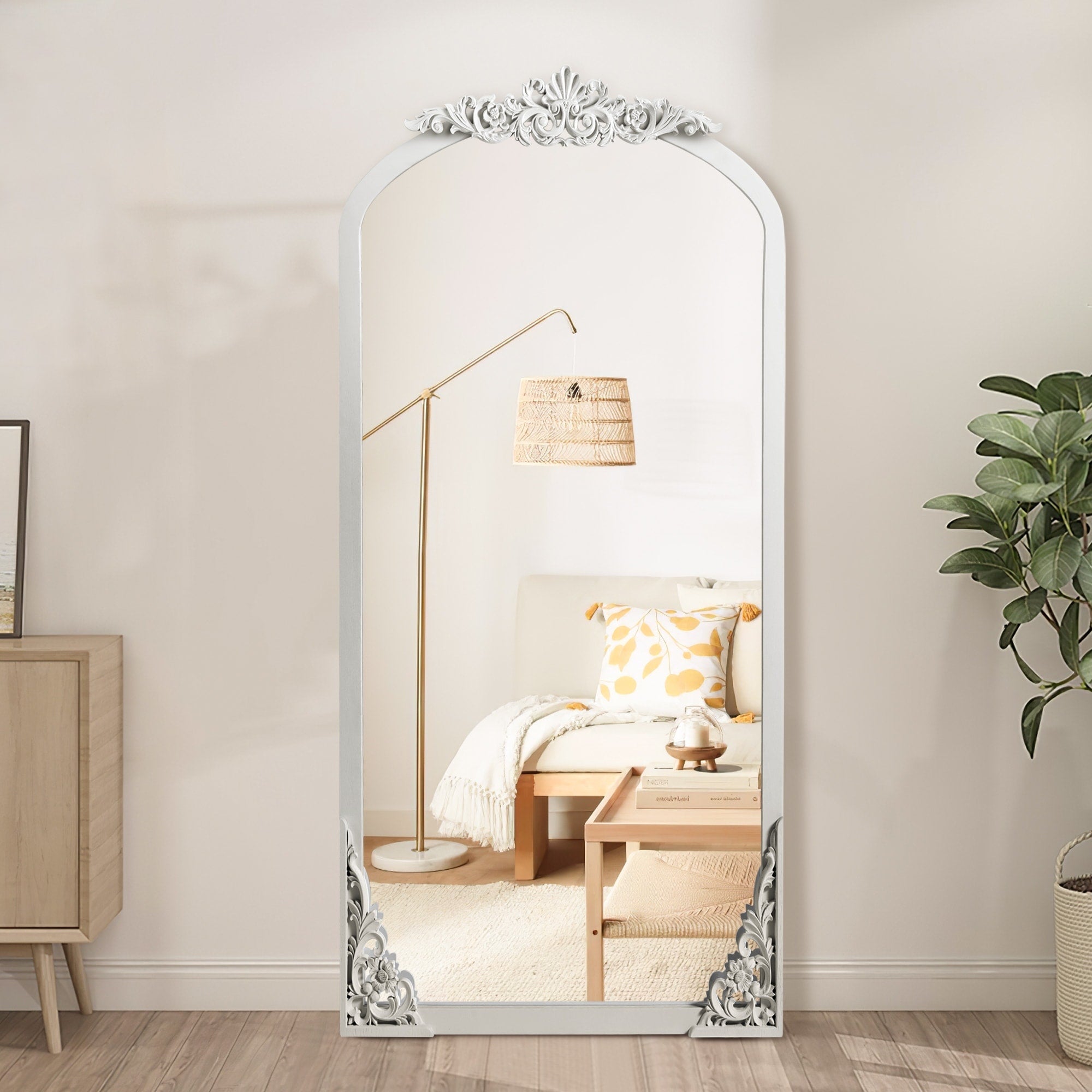 Miroir sur pied en bois massif sculpté en plein cintre