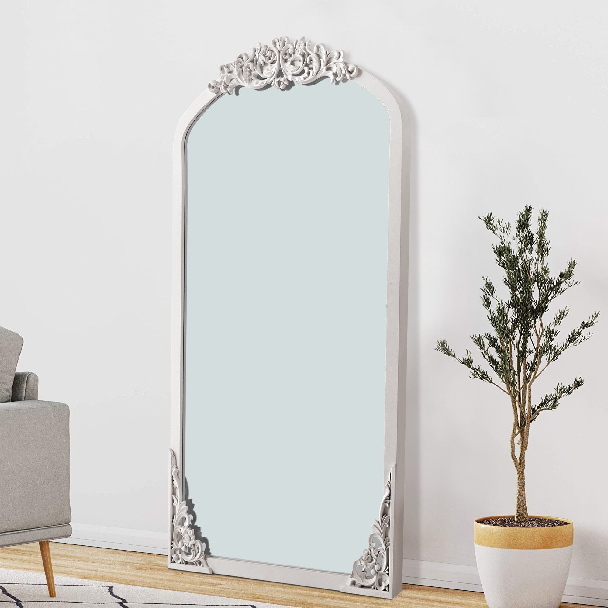Miroir sur pied en bois massif sculpté en plein cintre