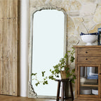 Miroir sur pied en bois massif sculpté en plein cintre