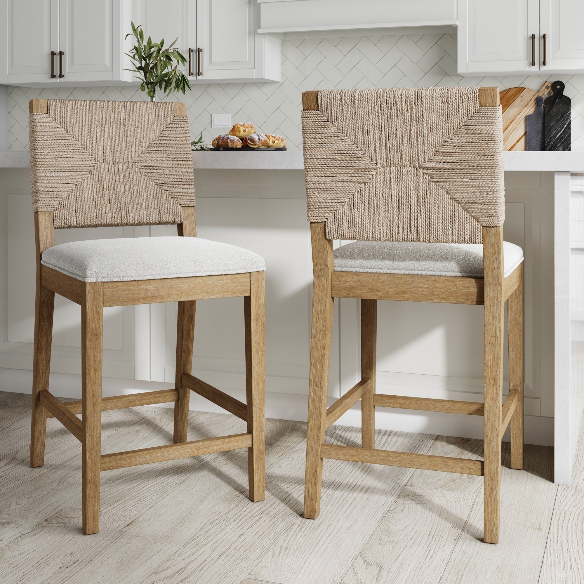 Tabouret de bar Beacon Bohemian Boucle, Chaise de comptoir rembourrée avec structure en bois massif et dossier en jonc de mer tressé