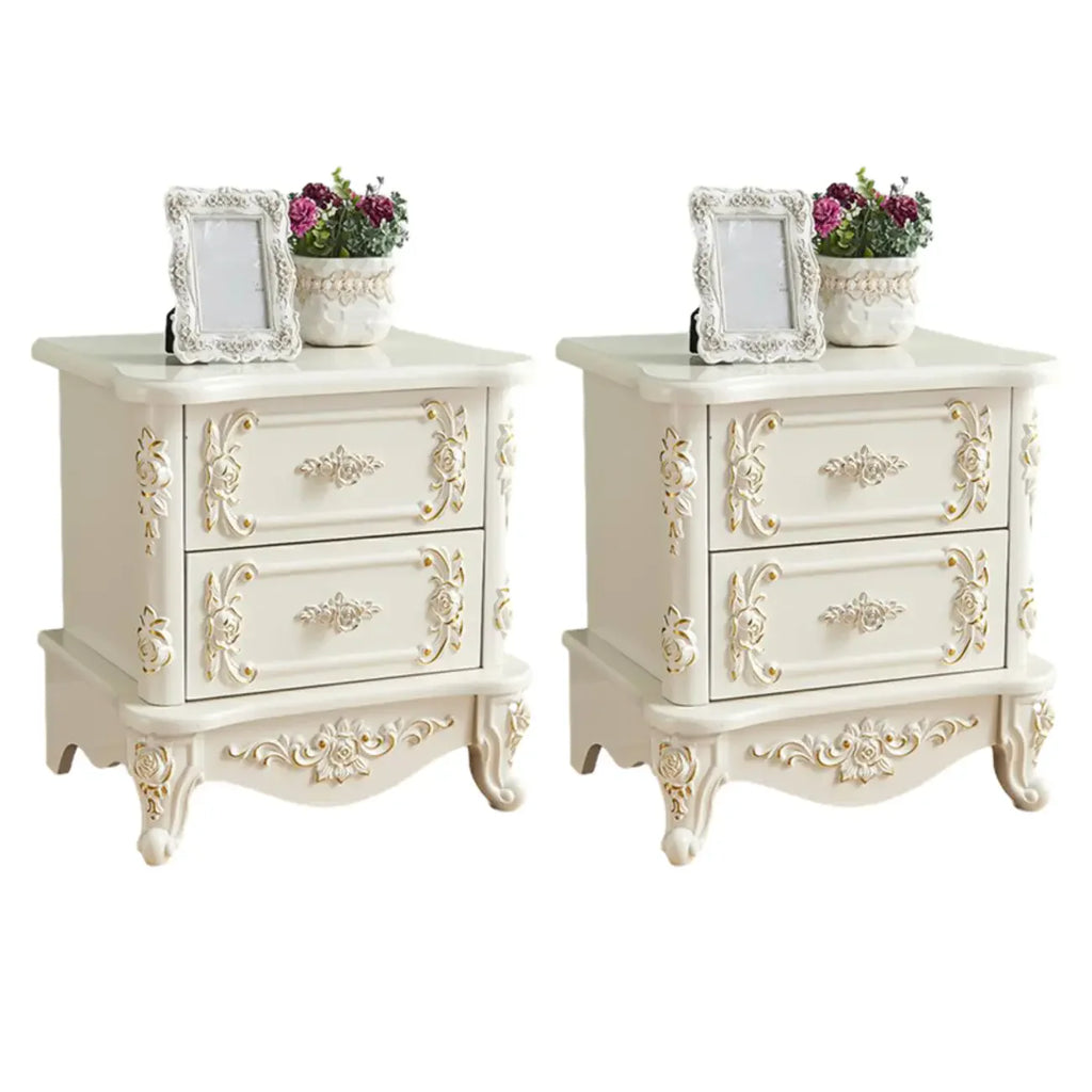 Table de chevet traditionnelle en bois blanc sculpté à 3 tiroirs